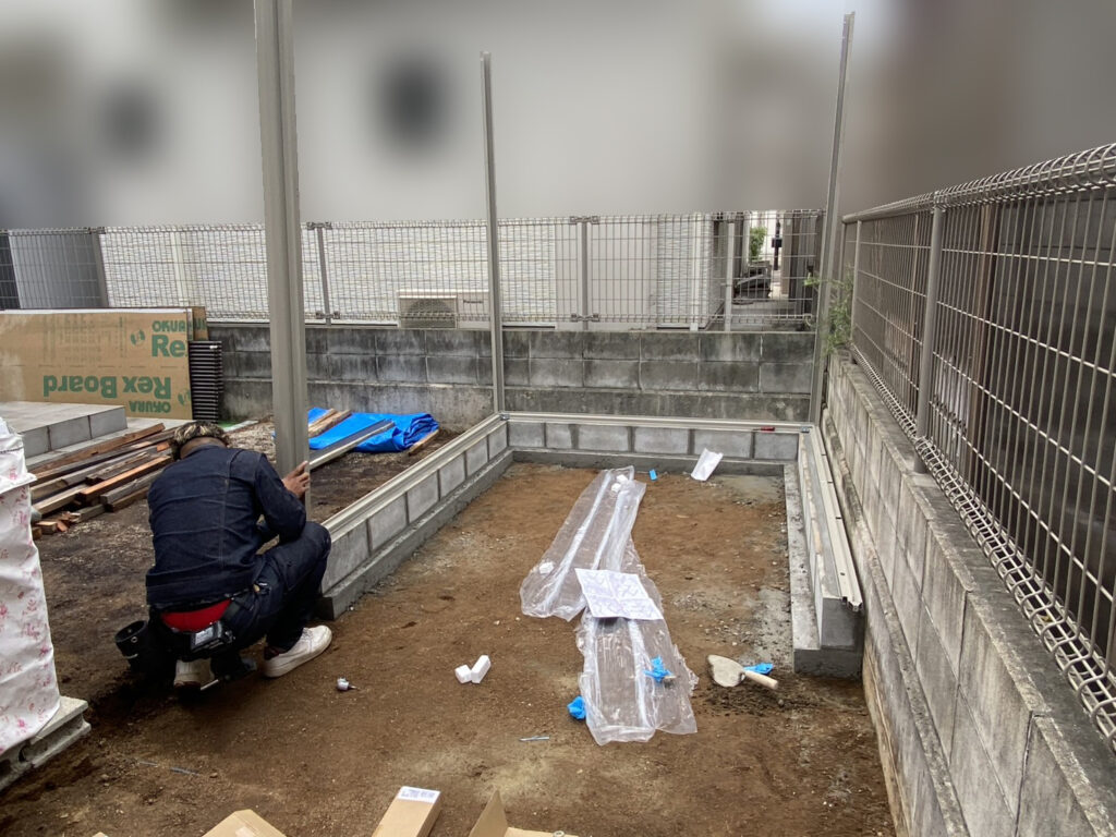 【高松市S様邸】バイクガレージ設置中|バイクガレージ組み立てます (株)カインズガーデン|香川県の庭リフォーム工事 【高松市S様邸】バイクガレージ設置中|バイクガレージ組み立てます (株)カインズガーデン|香川県の庭リフォーム工事