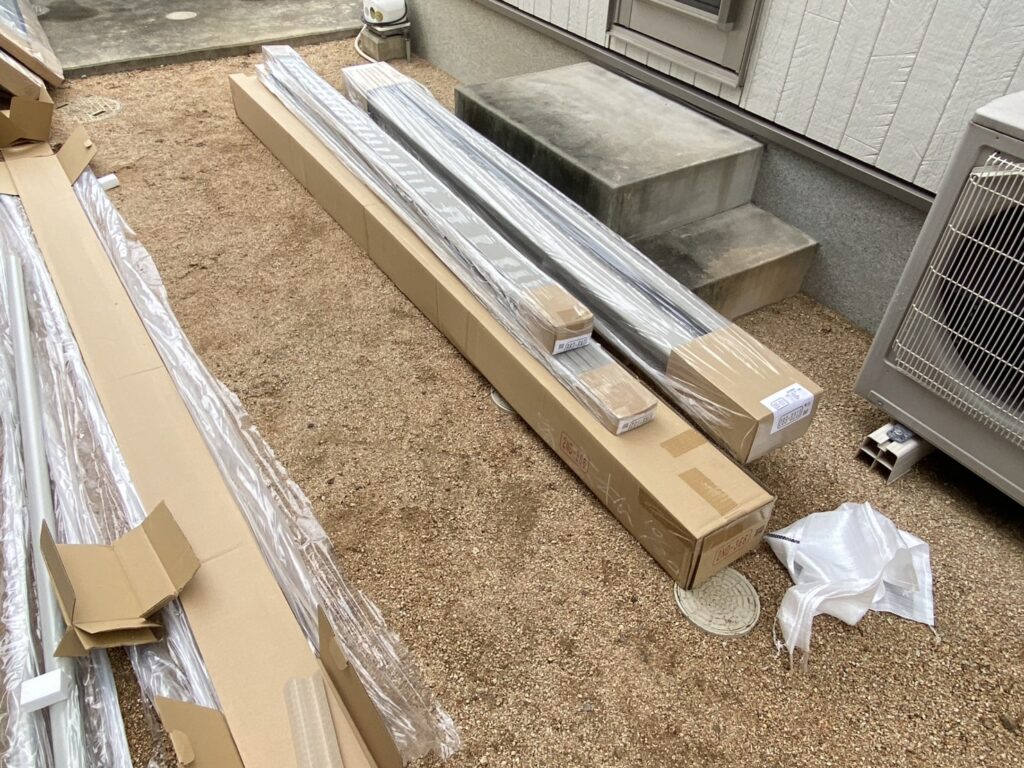 【高松市S様邸】バイクガレージ設置中|バイクガレージ組み立てます (株)カインズガーデン|香川県の庭リフォーム工事 【高松市S様邸】バイクガレージ設置中|バイクガレージ組み立てます (株)カインズガーデン|香川県の庭リフォーム工事