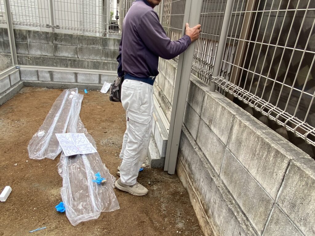 【高松市S様邸】バイクガレージ設置中|バイクガレージ組み立てます (株)カインズガーデン|香川県の庭リフォーム工事 【高松市S様邸】バイクガレージ設置中|バイクガレージ組み立てます (株)カインズガーデン|香川県の庭リフォーム工事