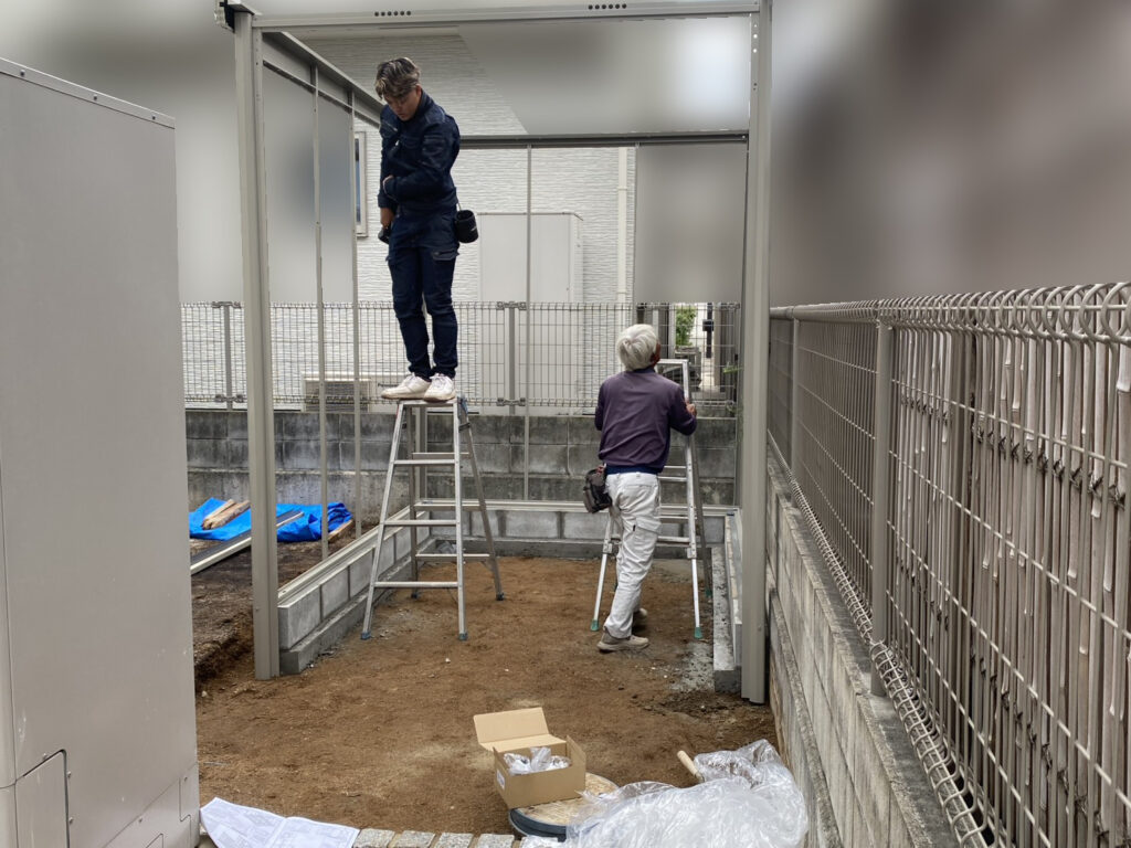 【高松市S様邸】バイクガレージ設置中|バイクガレージ組み立てます (株)カインズガーデン|香川県の庭リフォーム工事 【高松市S様邸】バイクガレージ設置中|バイクガレージ組み立てます (株)カインズガーデン|香川県の庭リフォーム工事