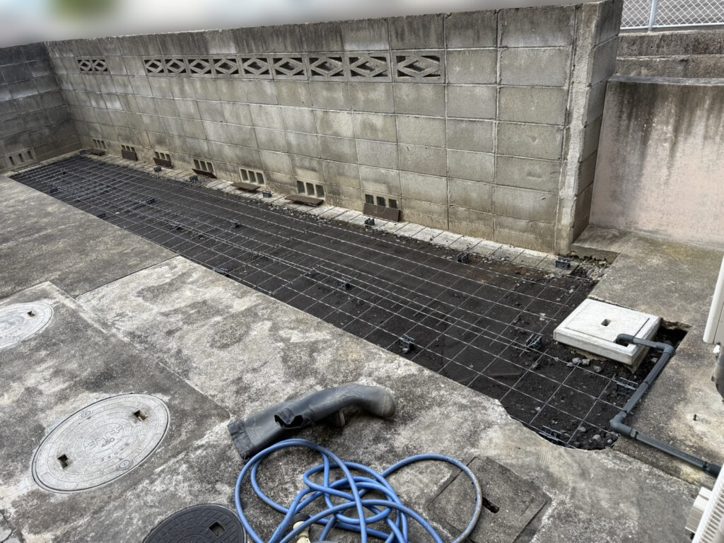 【綾川町ＳＩ様邸】庭仕舞い工事｜スッキリ鋤取りしコンクリート打設中 (株)カインズガーデン｜香川の雑草対策，庭リフォーム