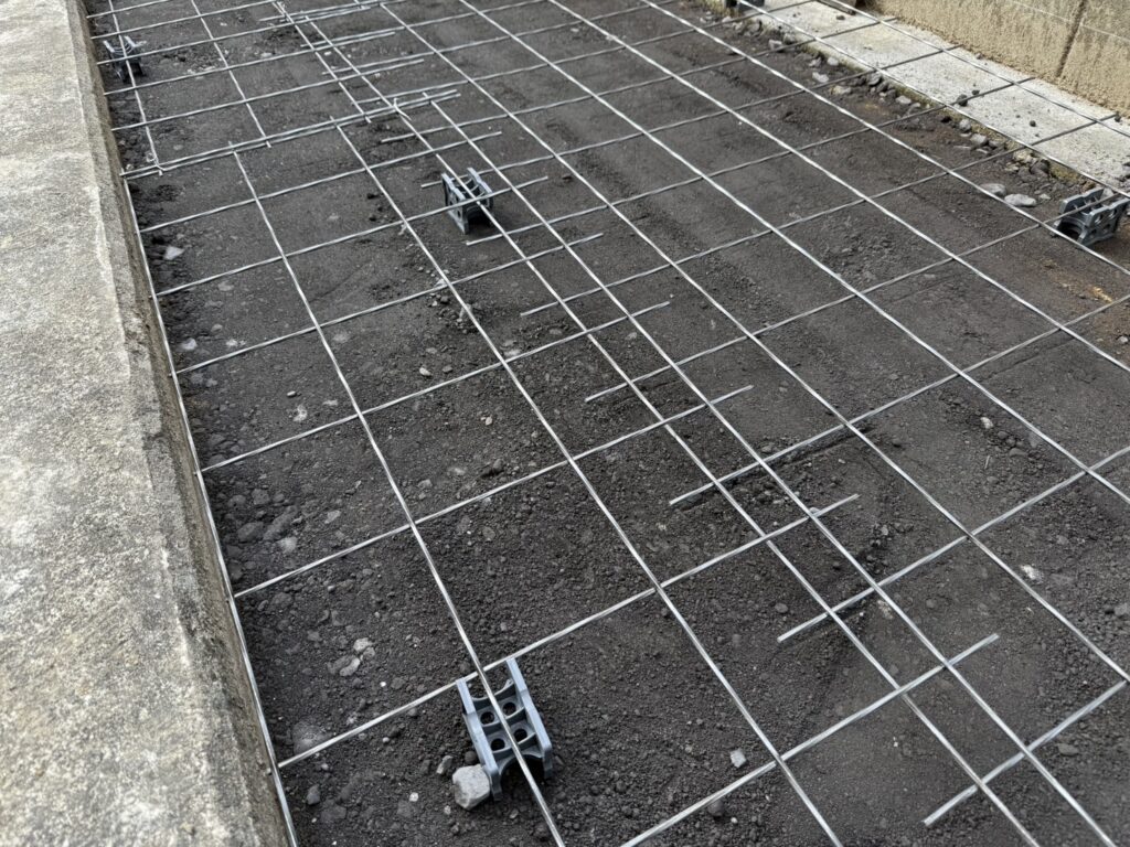 【綾川町ＳＩ様邸】庭仕舞い工事｜スッキリ鋤取りしコンクリート打設中 (株)カインズガーデン｜香川の雑草対策，庭リフォーム