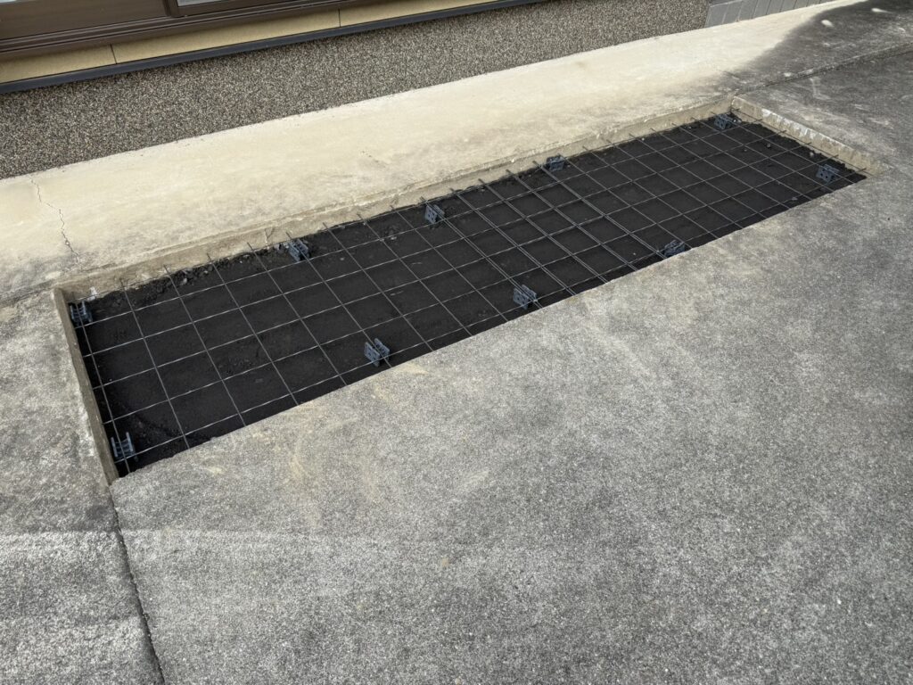 【綾川町ＳＩ様邸】庭仕舞い工事｜スッキリ鋤取りしコンクリート打設中 (株)カインズガーデン｜香川の雑草対策，庭リフォーム