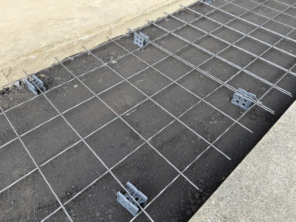 【綾川町ＳＩ様邸】庭仕舞い工事｜スッキリ鋤取りしコンクリート打設中 (株)カインズガーデン｜香川の雑草対策，庭リフォーム