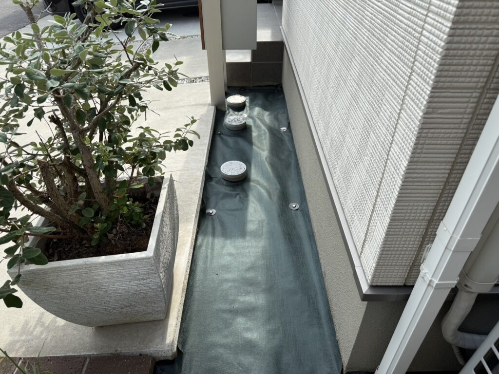 【観音寺市ＳＵ様邸】裏庭＆お家周りスッキリ✨雑草対策工事㊗完工 (株)カインズガーデン｜香川県の庭リフォーム，庭仕舞い