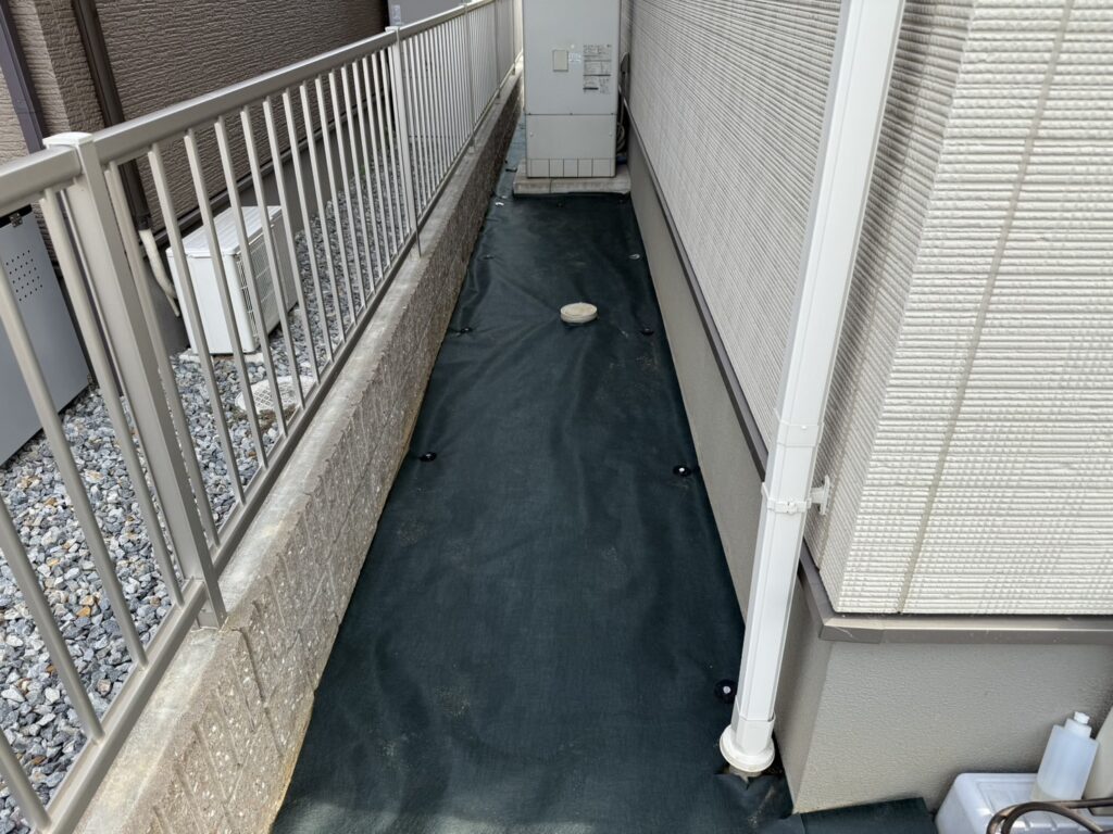 【観音寺市ＳＵ様邸】裏庭＆お家周りスッキリ✨雑草対策工事㊗完工 (株)カインズガーデン｜香川県の庭リフォーム，庭仕舞い