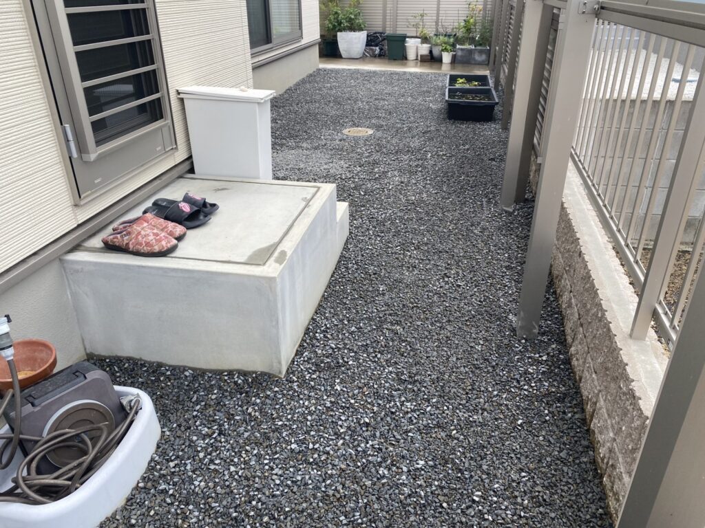 【観音寺市ＳＵ様邸】裏庭＆お家周りスッキリ✨雑草対策工事㊗完工 (株)カインズガーデン｜香川県の庭リフォーム，庭仕舞い