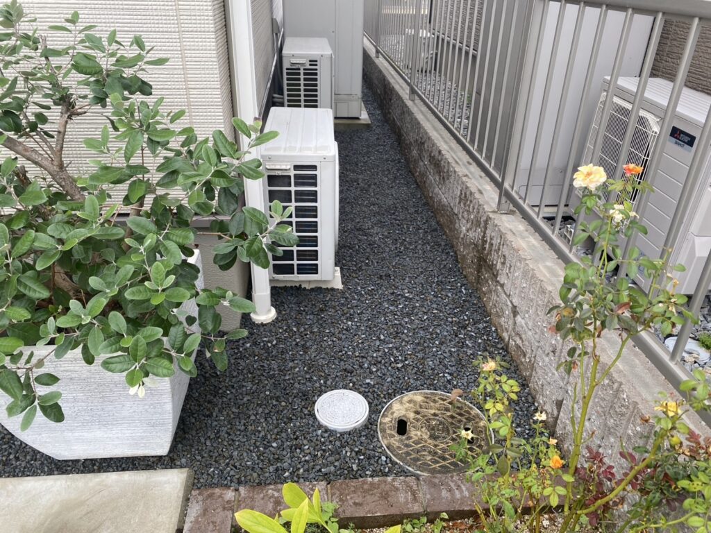 【観音寺市ＳＵ様邸】裏庭＆お家周りスッキリ✨雑草対策工事㊗完工 (株)カインズガーデン｜香川県の庭リフォーム，庭仕舞い