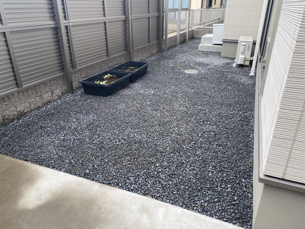 【観音寺市ＳＵ様邸】裏庭＆お家周りスッキリ✨雑草対策工事㊗完工 (株)カインズガーデン｜香川県の庭リフォーム，庭仕舞い