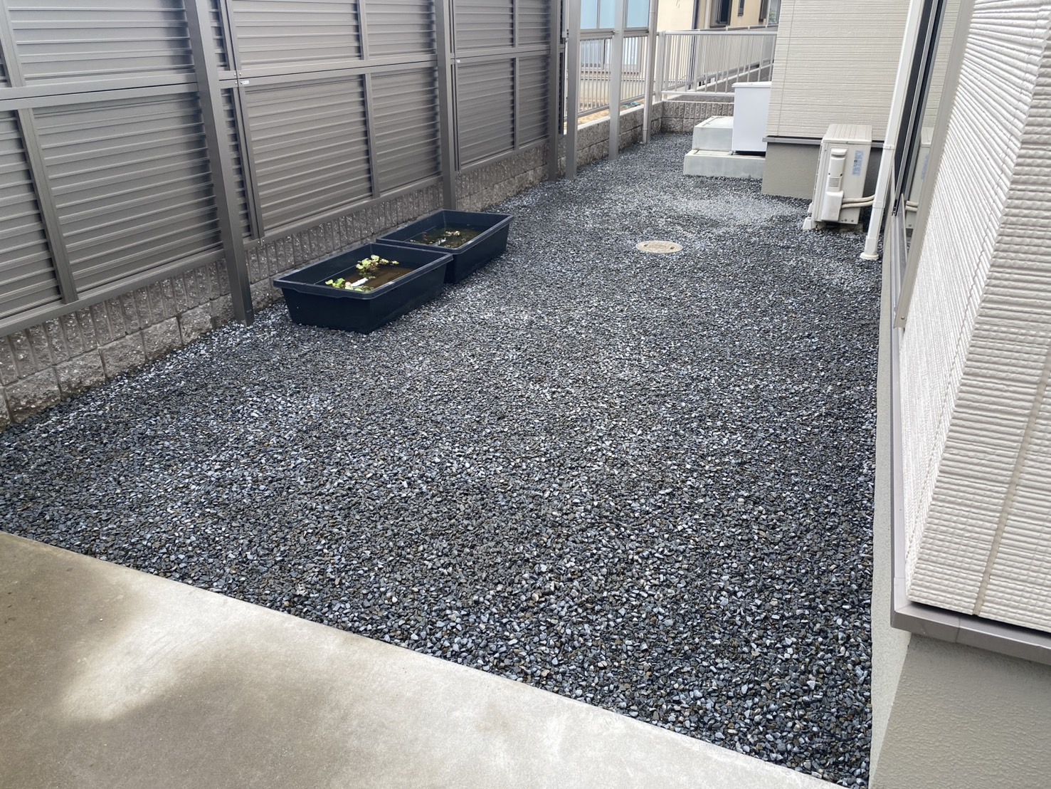 【観音寺市ＳＵ様邸】裏庭＆お家周りスッキリ✨雑草対策工事㊗完工 (株)カインズガーデン｜香川県の庭リフォーム，庭仕舞い