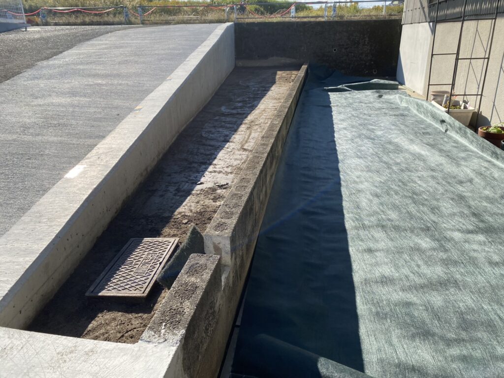 【綾川町ＳＩ様邸】雑草対策工事㊗完工｜花壇スペース３箇所スッキリ✨ (株)カインズガーデン｜香川県の庭仕舞い工事