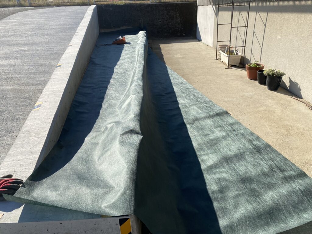 【綾川町ＳＩ様邸】雑草対策工事㊗完工｜花壇スペース３箇所スッキリ✨ (株)カインズガーデン｜香川県の庭仕舞い工事