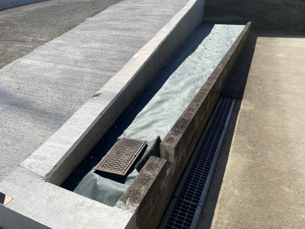 【綾川町ＳＩ様邸】雑草対策工事㊗完工｜花壇スペース３箇所スッキリ✨ (株)カインズガーデン｜香川県の庭仕舞い工事