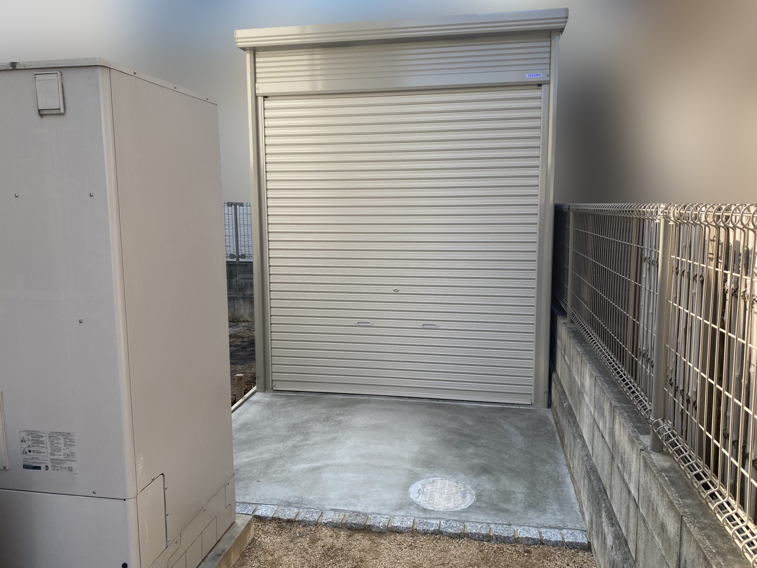 【高松市Ｓ様邸】バイクガレージ工事㊗完工｜タクボ シャッター式扉物置「Mr.シャッターマン」 (株)カインズガーデン｜香川県の庭仕舞い