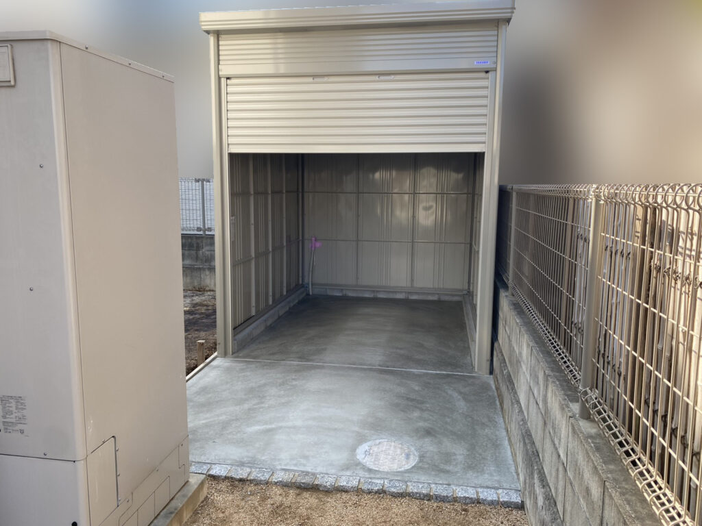 【高松市Ｓ様邸】バイクガレージ工事㊗完工｜タクボ シャッター式扉物置「Mr.シャッターマン」 (株)カインズガーデン｜香川県の庭仕舞い