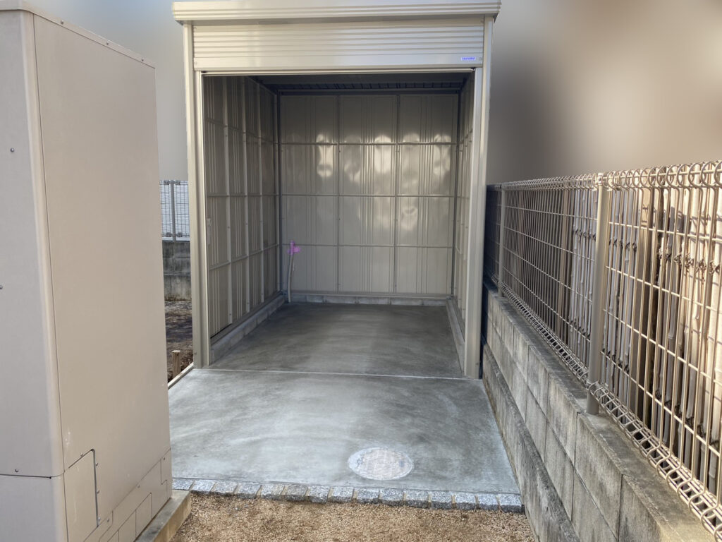 【高松市Ｓ様邸】バイクガレージ工事㊗完工｜タクボ シャッター式扉物置「Mr.シャッターマン」 (株)カインズガーデン｜香川県の庭仕舞い