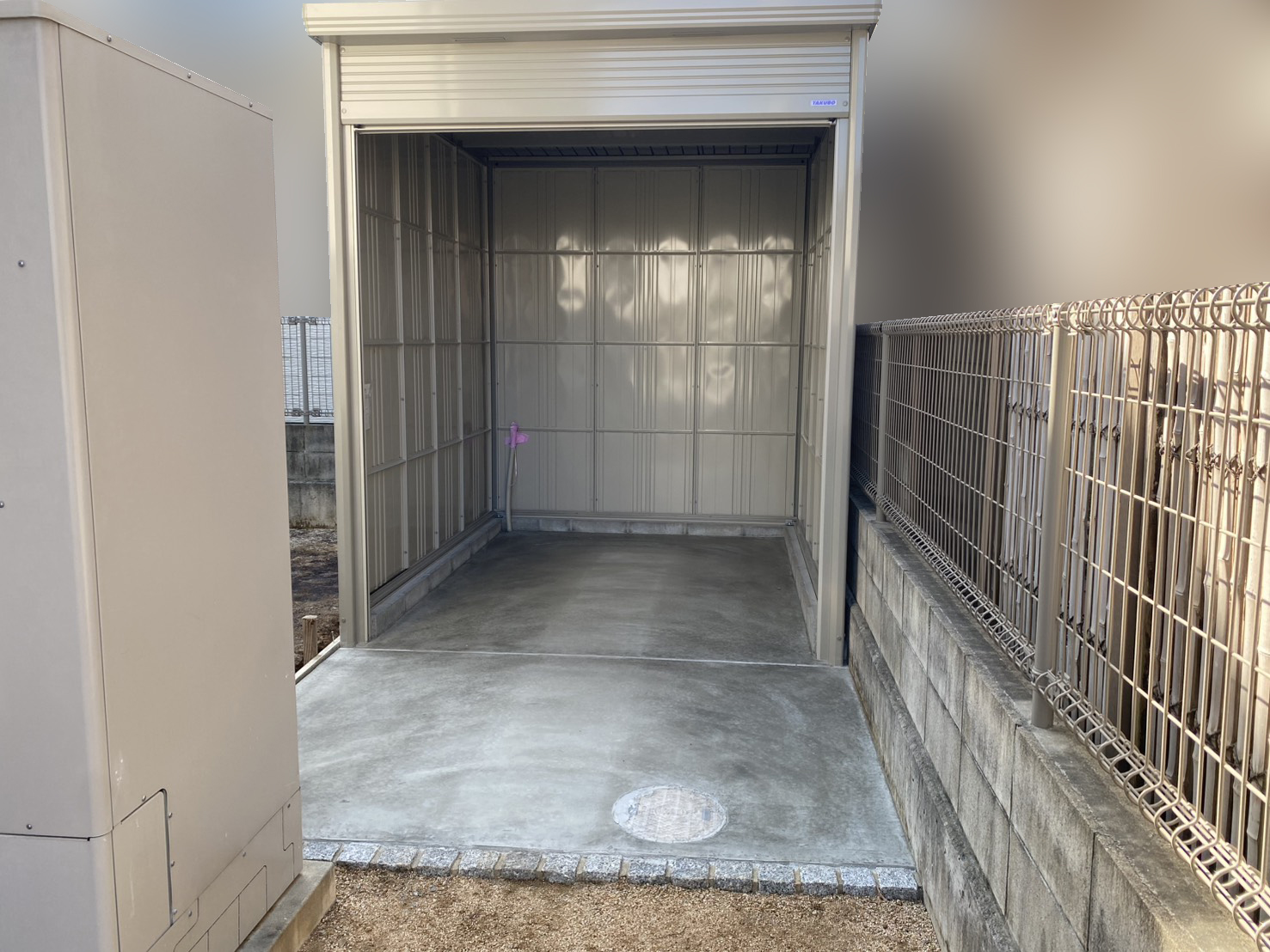 【高松市Ｓ様邸】バイクガレージ工事㊗完工｜タクボ シャッター式扉物置「Mr.シャッターマン」 (株)カインズガーデン｜香川県の庭仕舞い