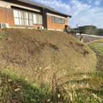 【綾川町内公民館裏の法面】自治会長Ｍ様より法面雑草対策工事、着工⛑ (株)カインズガーデン｜香川県の庭仕舞い工事