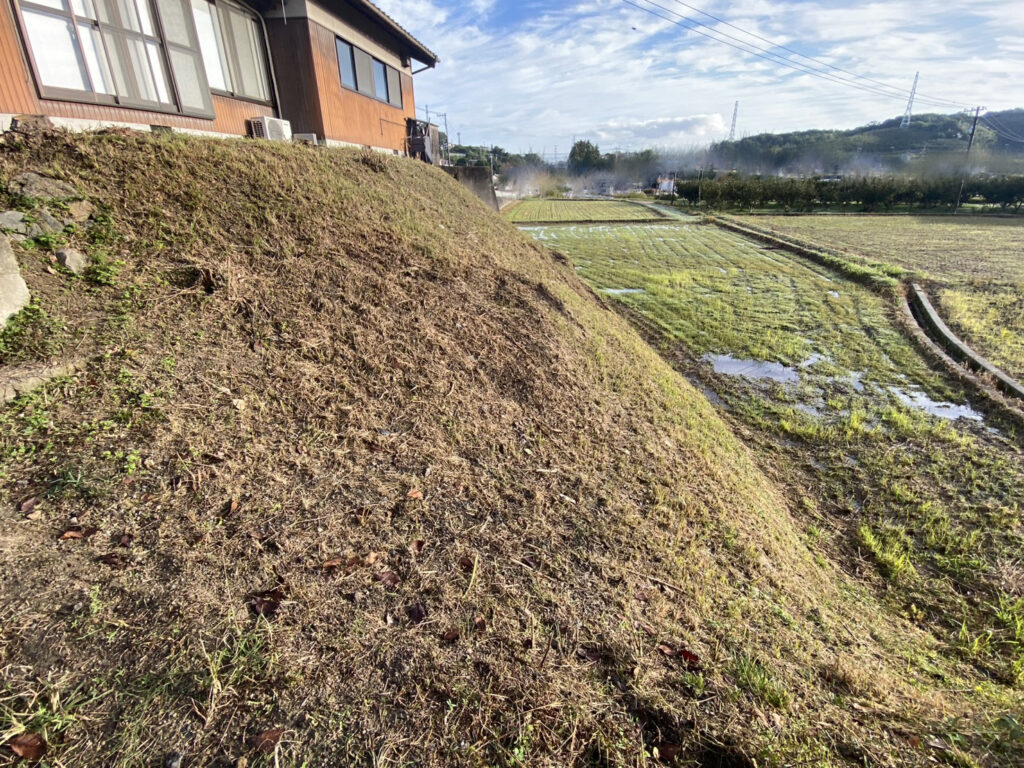 【綾川町内公民館裏の法面】自治会長Ｍ様より法面雑草対策工事、着工⛑ (株)カインズガーデン｜香川県の庭仕舞い工事