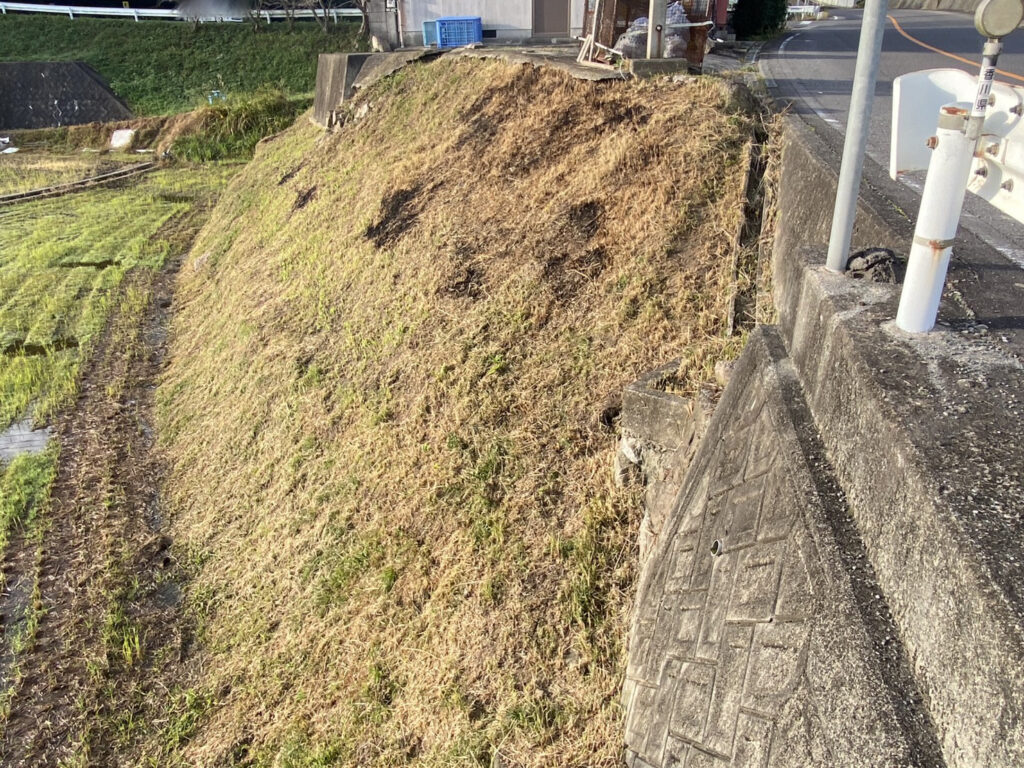 【綾川町内公民館裏の法面】自治会長Ｍ様より法面雑草対策工事、着工⛑ (株)カインズガーデン｜香川県の庭仕舞い工事