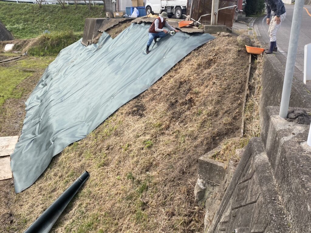 【綾川町内公民館様】田んぼ法面の雑草対策工事㊗完工｜防草シートでスッキリ爽快✨ (株)カインズガーデン｜香川県の庭仕舞い