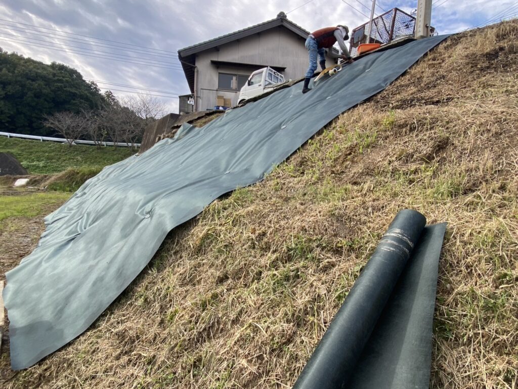 【綾川町内公民館様】田んぼ法面の雑草対策工事㊗完工｜防草シートでスッキリ爽快✨ (株)カインズガーデン｜香川県の庭仕舞い