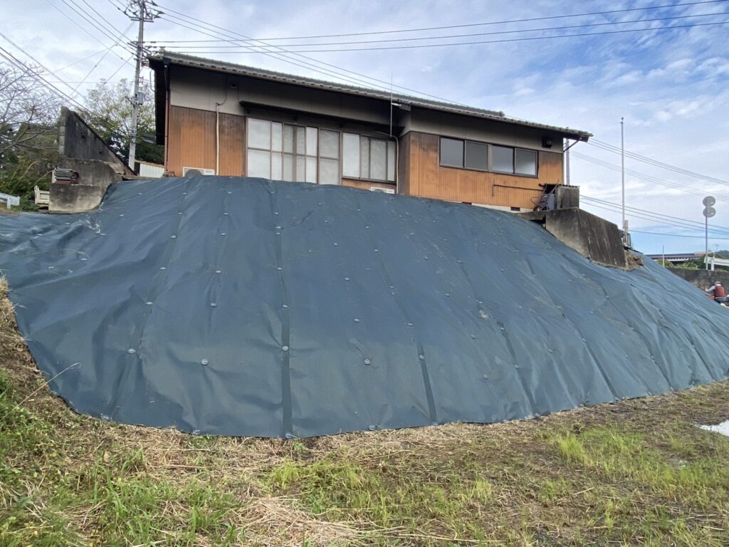 【綾川町内公民館様】田んぼ法面の雑草対策工事㊗完工｜防草シートでスッキリ爽快✨ (株)カインズガーデン｜香川県の庭仕舞い