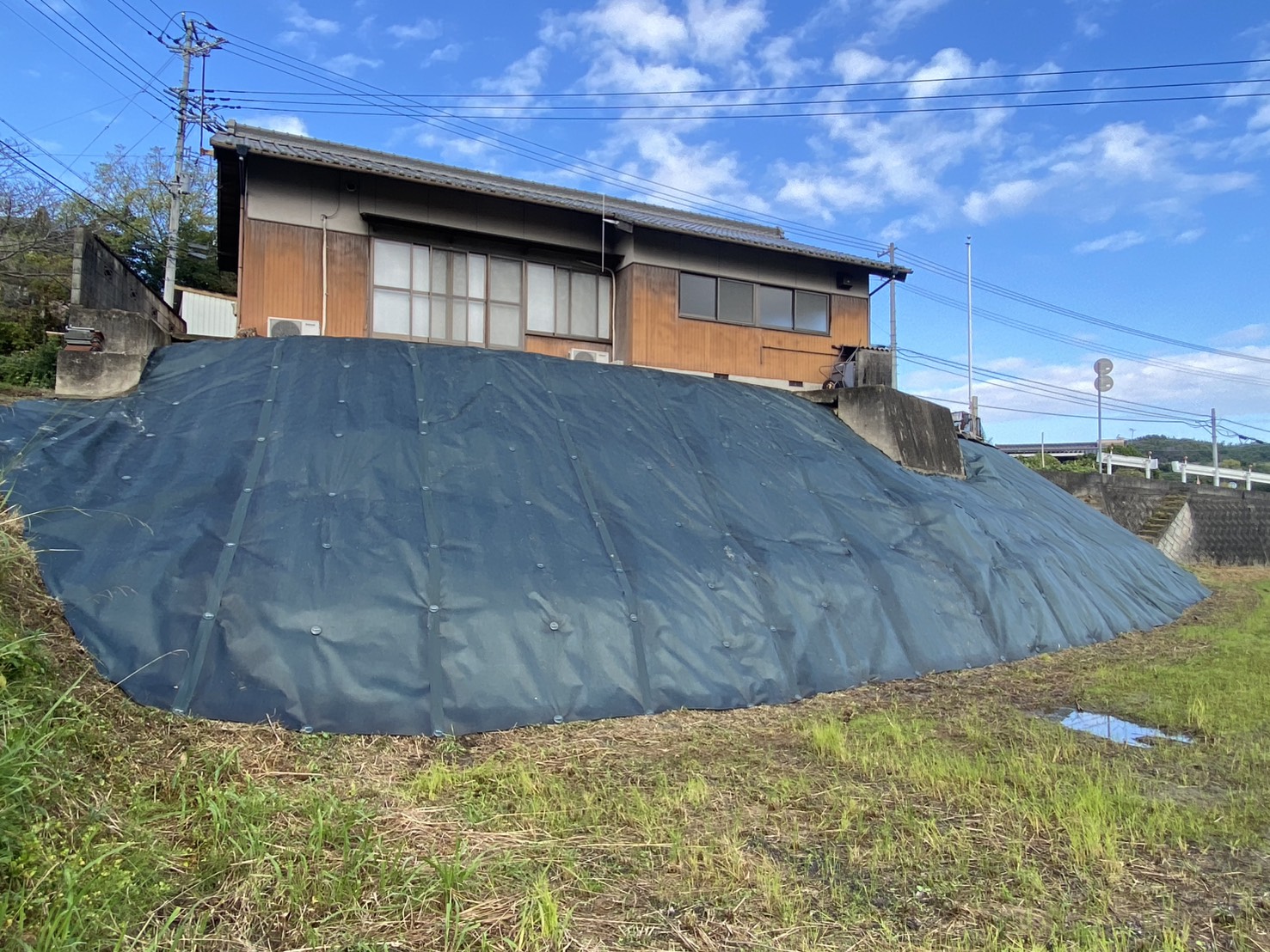 【綾川町内公民館様】田んぼ法面の雑草対策工事㊗完工｜防草シートでスッキリ爽快✨ (株)カインズガーデン｜香川県の庭仕舞い