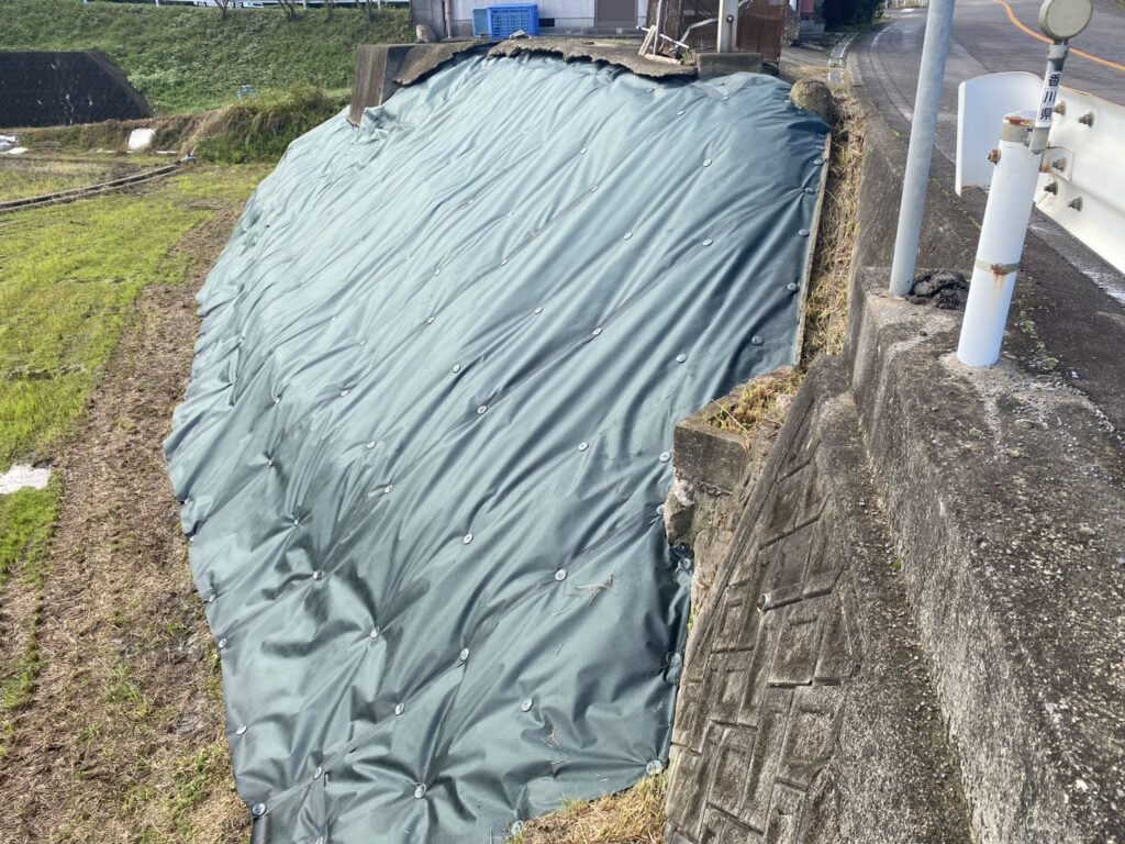 【綾川町内公民館様】田んぼ法面の雑草対策工事㊗完工｜防草シートでスッキリ爽快✨ (株)カインズガーデン｜香川県の庭仕舞い