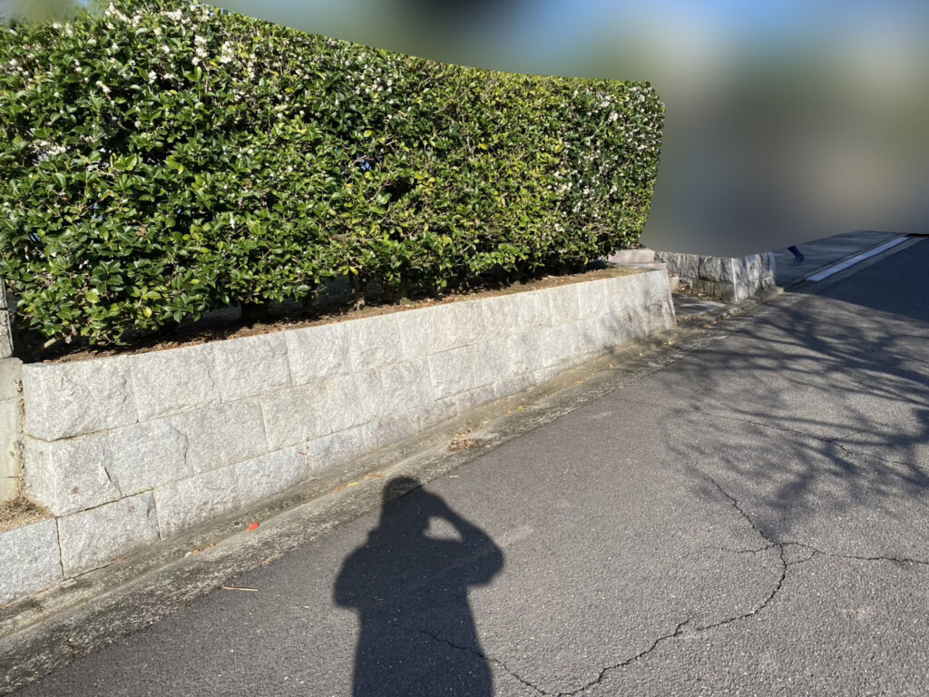 【綾川町Ｙ様邸】駐車場拡張工事着工⛑｜既存カーポートや門扉・生垣等撤去します (株)カインズガーデン｜香川県の庭仕舞い工事