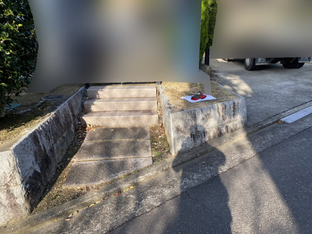 【綾川町Ｙ様邸】駐車場拡張工事着工⛑｜既存カーポートや門扉・生垣等撤去します (株)カインズガーデン｜香川県の庭仕舞い工事