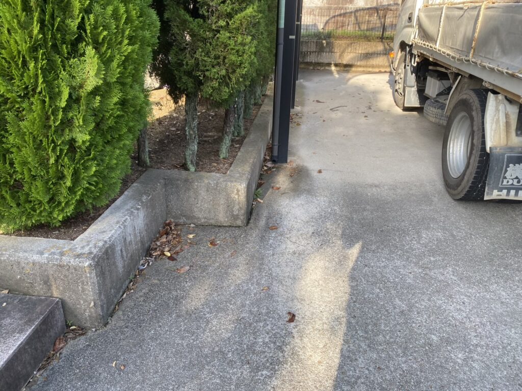 【綾川町Ｙ様邸】駐車場拡張工事着工⛑｜既存カーポートや門扉・生垣等撤去します (株)カインズガーデン｜香川県の庭仕舞い工事