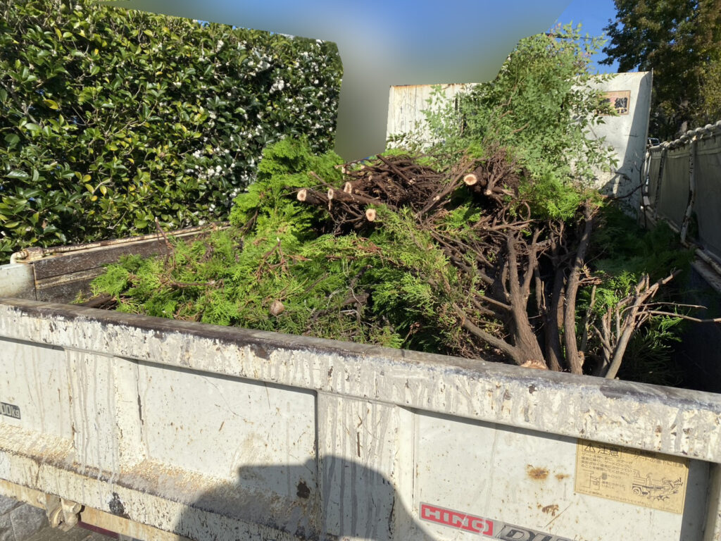 【綾川町Ｙ様邸】駐車場拡張工事着工⛑｜既存カーポートや門扉・生垣等撤去します (株)カインズガーデン｜香川県の庭仕舞い工事