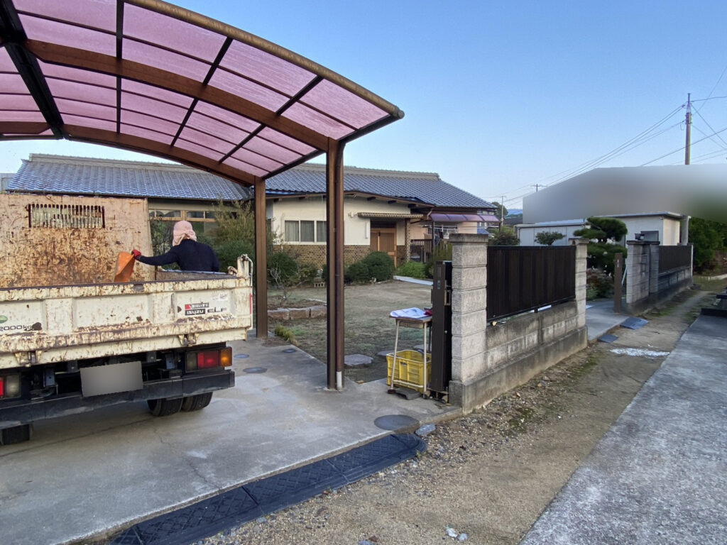 【綾川町Ｍ様邸】庭仕舞い工事着工⛑｜庭木撤去や雑草対策，駐車場拡張，物置移設 (株)カインズガーデン｜香川の庭仕舞い