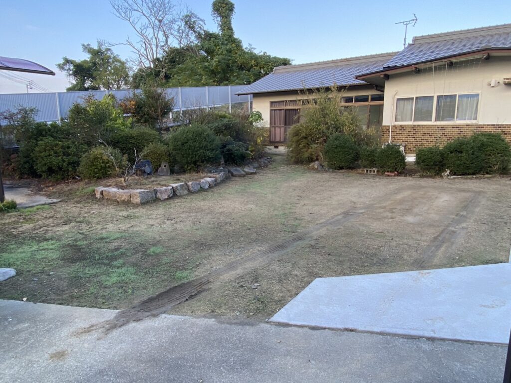 【綾川町Ｍ様邸】庭仕舞い工事着工⛑｜庭木撤去や雑草対策，駐車場拡張，物置移設 (株)カインズガーデン｜香川の庭仕舞い