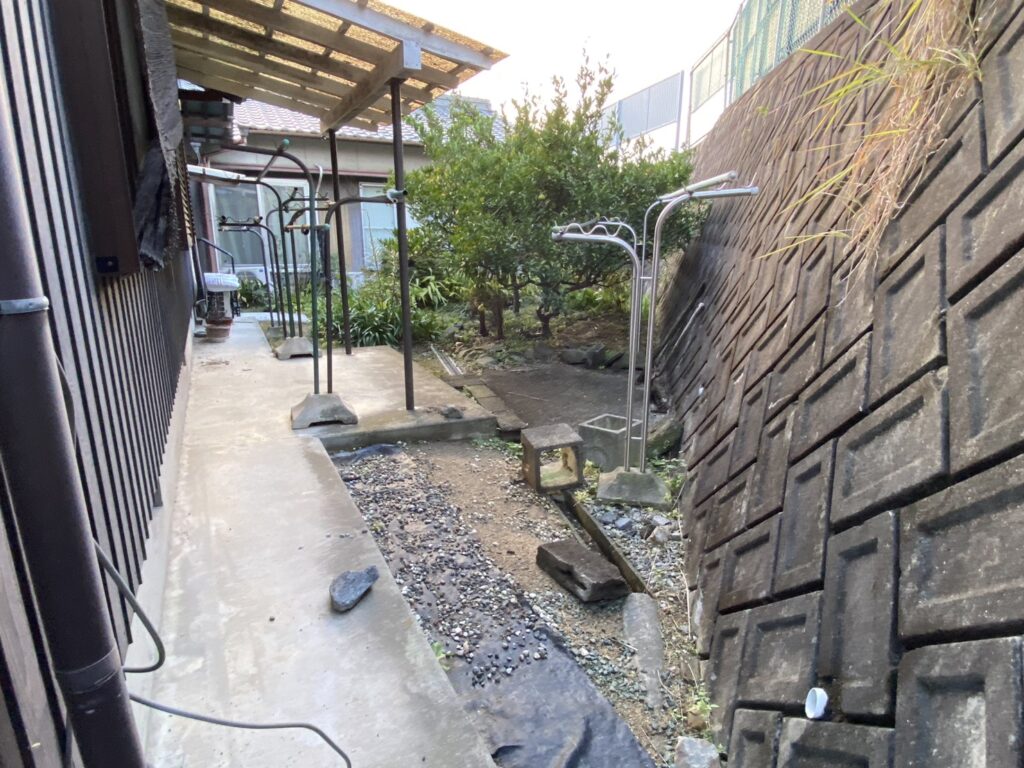 【綾川町Ｍ様邸】庭仕舞い工事着工⛑｜庭木撤去や雑草対策，駐車場拡張，物置移設 (株)カインズガーデン｜香川の庭仕舞い