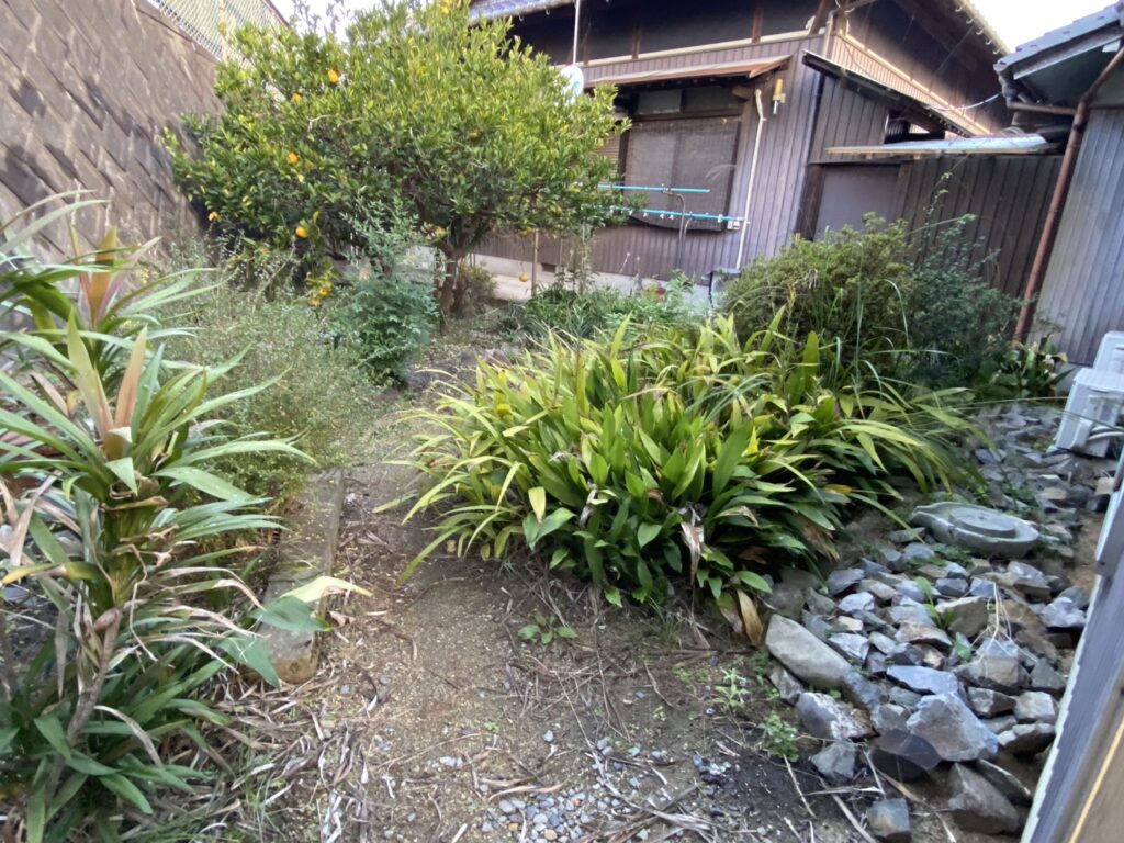 【綾川町Ｍ様邸】庭仕舞い工事着工⛑｜庭木撤去や雑草対策，駐車場拡張，物置移設 (株)カインズガーデン｜香川の庭仕舞い