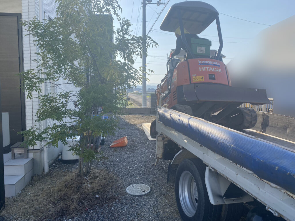 【善通寺市Ｎ様邸】バイクガレージ工事着工⛑｜愛車を守る、イナバ物置バイク保管庫「ＦＭ」 (株)カインズガーデン｜香川の庭仕舞い