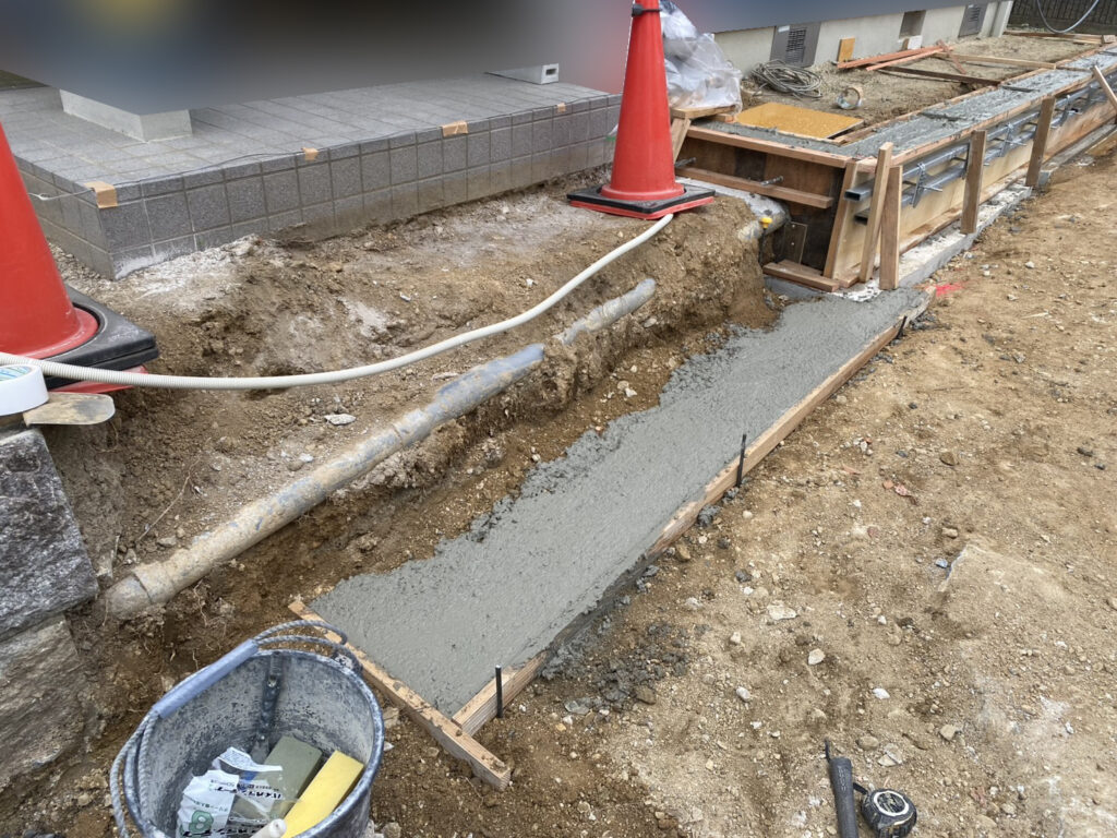 【綾川町Ｙ様邸】駐車場拡張工事｜コンクリート基礎や裏庭の土間コンクリート打設 (株)カインズガーデン｜香川の庭仕舞い工事