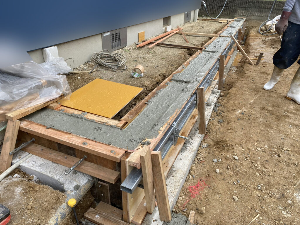 【綾川町Ｙ様邸】駐車場拡張工事｜コンクリート基礎や裏庭の土間コンクリート打設 (株)カインズガーデン｜香川の庭仕舞い工事