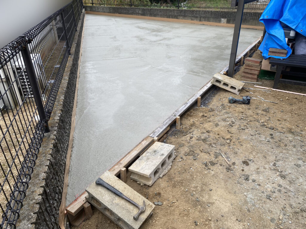 【綾川町Ｙ様邸】駐車場拡張工事｜コンクリート基礎や裏庭の土間コンクリート打設 (株)カインズガーデン｜香川の庭仕舞い工事