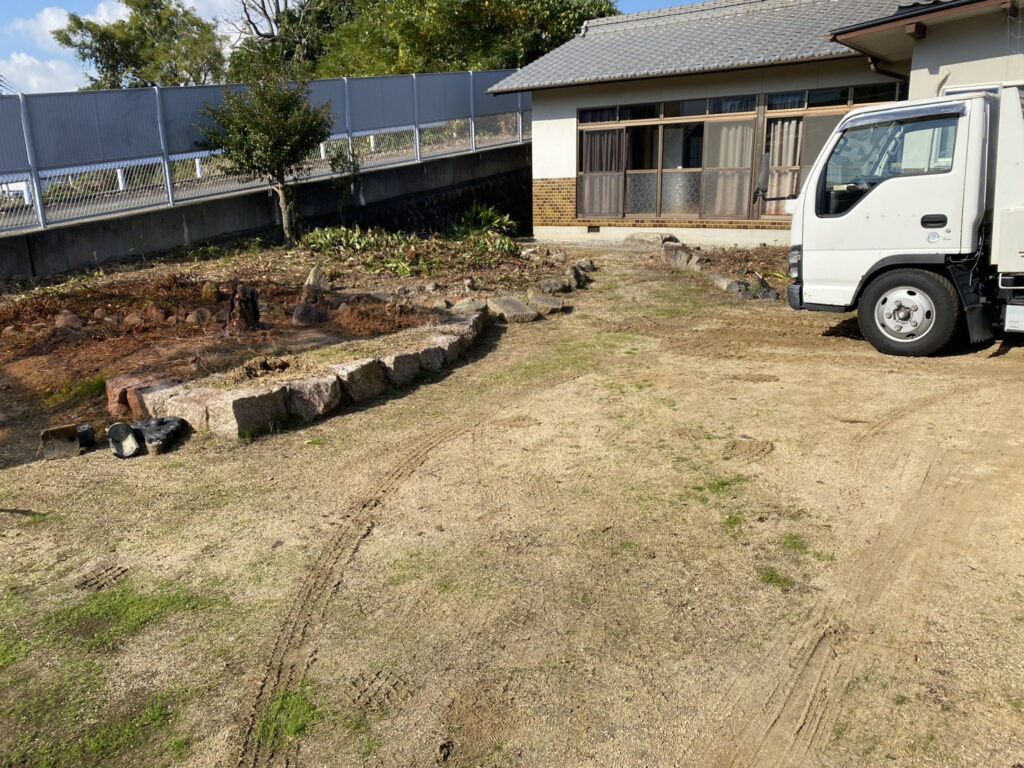 【綾川町Ｍ様邸】庭仕舞い＆駐車場拡張工事｜庭木や植栽・庭石を撤去し、駐車スペースを広げます (株)カインズガーデン