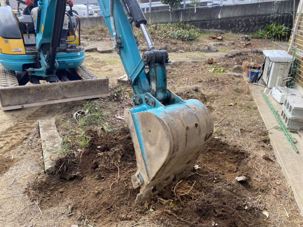【綾川町Ｍ様邸】庭仕舞い＆駐車場拡張工事｜庭木や植栽・庭石を撤去し、駐車スペースを広げます (株)カインズガーデン