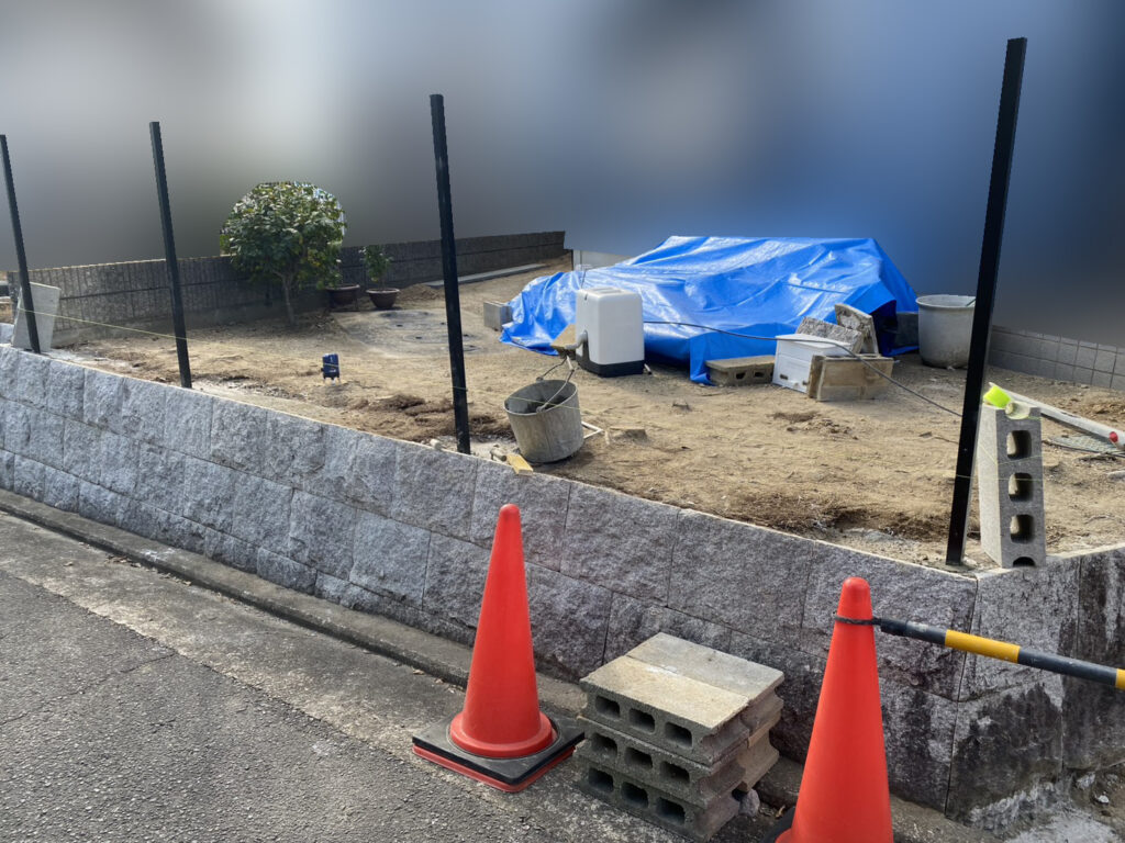 【綾川町Ｙ様邸】駐車場拡張工事｜広くなった駐車スペースにコンクリートを打設中 (株)カインズガーデン｜香川県の庭仕舞い