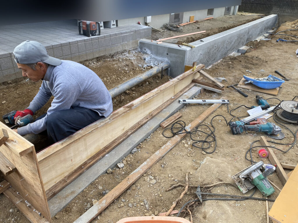 【綾川町Ｙ様邸】駐車場拡張工事｜広くなった駐車スペースにコンクリートを打設中 (株)カインズガーデン｜香川県の庭仕舞い