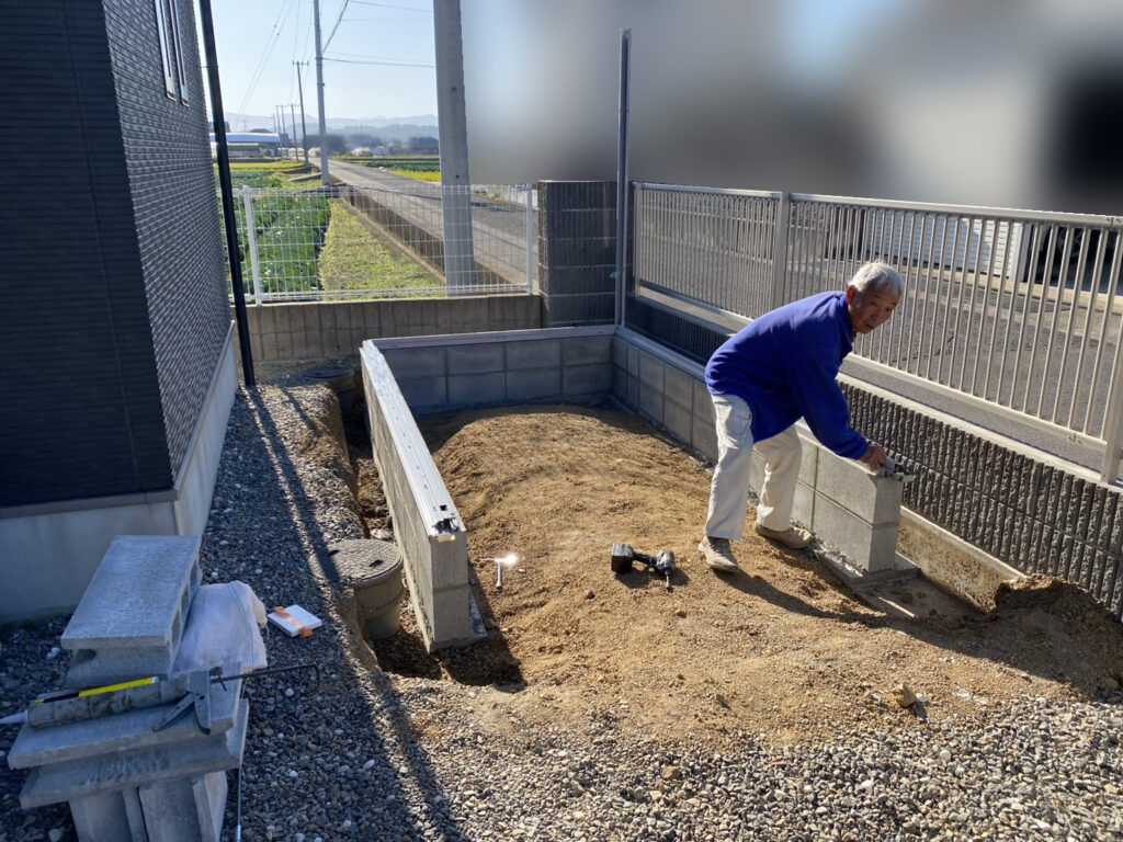 【善通寺市Ｎ様邸】バイクガレージ工事｜基礎となるコンクリートやブロック完了 (株)カインズガーデン｜香川県の庭仕舞い工事