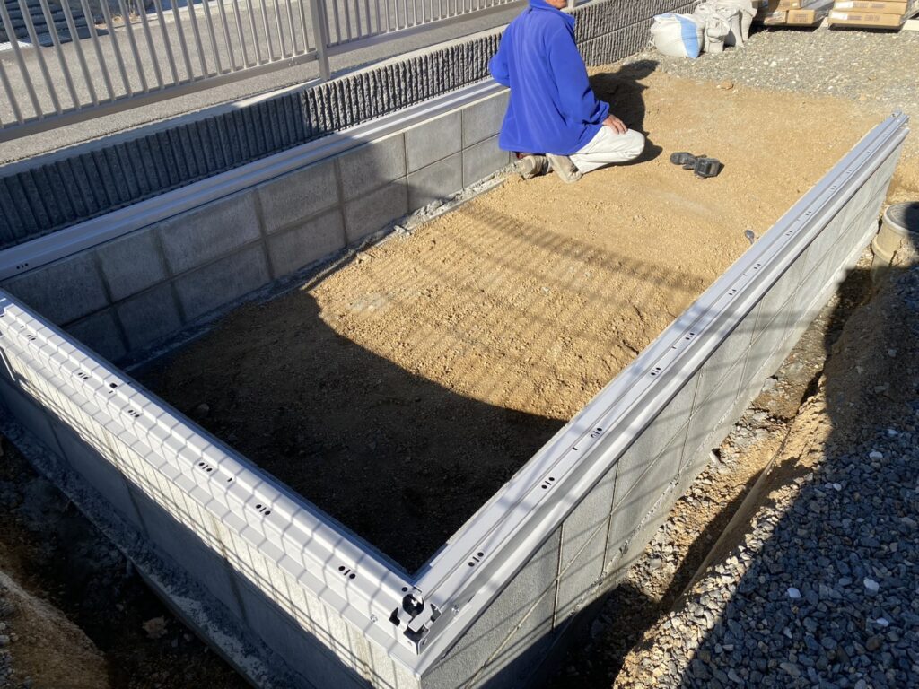 【善通寺市Ｎ様邸】バイクガレージ工事｜基礎となるコンクリートやブロック完了 (株)カインズガーデン｜香川県の庭仕舞い工事