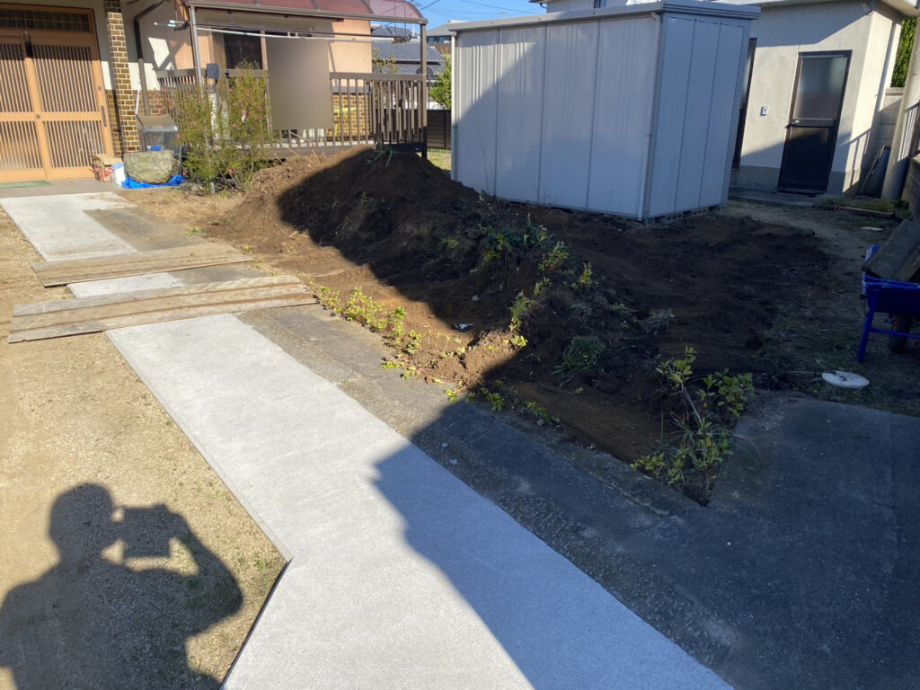 【綾川町Ｍ様邸】庭仕舞い＆駐車場拡張工事｜坪庭の解体撤去・庭木植栽の伐根・鋤取りでスッキリ！ (株)カインズガーデン