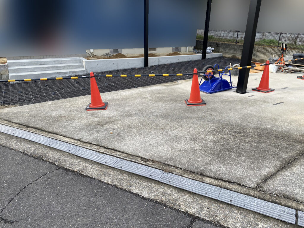 【綾川町Ｙ様邸】駐車場拡張工事｜広くなった駐車スペースにコンクリートを打設中 (株)カインズガーデン｜香川県の庭仕舞い