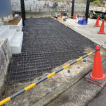 【綾川町Ｙ様邸】駐車場拡張工事｜広くなった駐車スペースにコンクリートを打設中 (株)カインズガーデン｜香川県の庭仕舞い